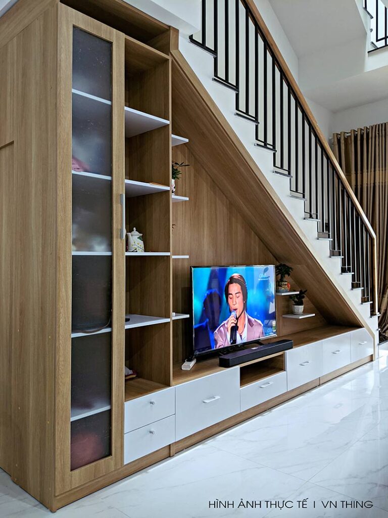 Kệ TiVi dưới chân cầu thang đẹp: Không gian sống sẽ được tối ưu hóa và sang trọng hơn với kệ TiVi dưới chân cầu thang đẹp. Với thiết kế hoa văn tinh tế, kệ TiVi sẽ là điểm nhấn giúp phòng khách trở nên đặc biệt và quý phái.
