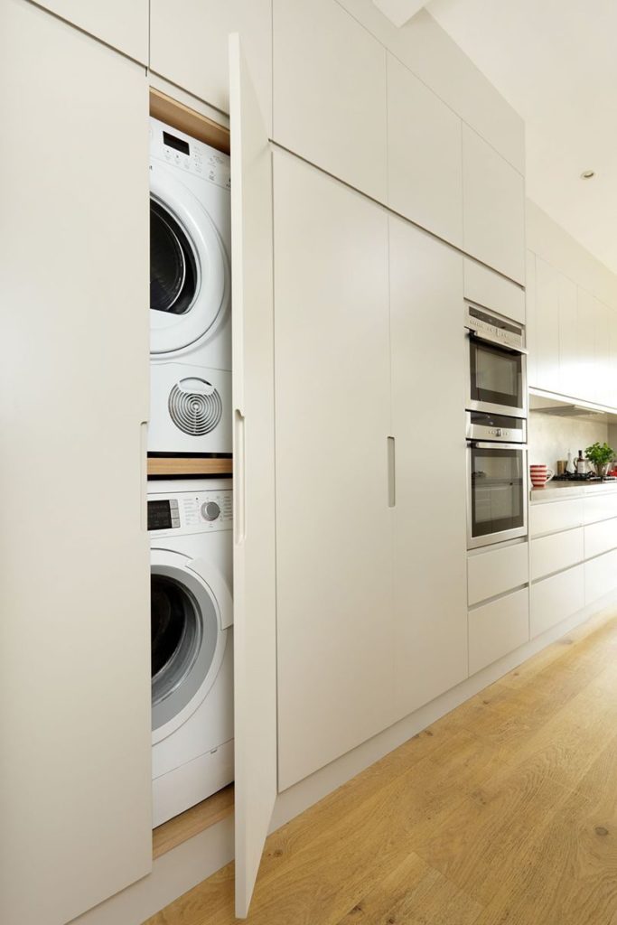 Giấu máy giặt trong nhà giúp cho không gian sống của bạn sạch sẽ và gọn gàng hơn. Nếu bạn muốn tìm kiếm cách giấu máy giặt trong nhà, hãy xem hình ảnh tương ứng để tìm kiếm các giải pháp ấn tượng.