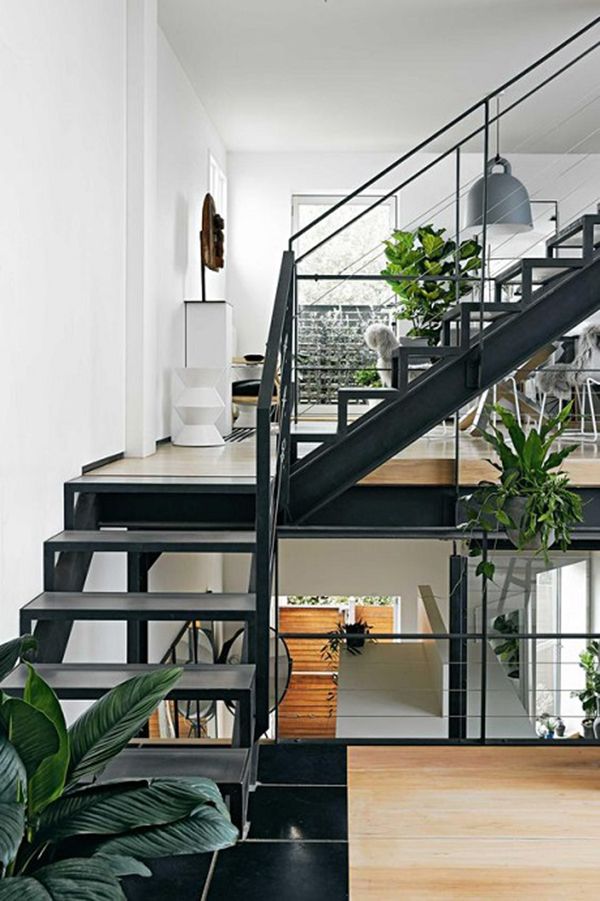 Bạn sẽ được ngạc nhiên bởi sự sáng tạo của kiến trúc sư trong việc sử dụng không gian trống dưới cầu thang để tạo ra các khoảng trống mới cho ngôi nhà của bạn. Hãy xem những hình ảnh về thiết kế cầu thang thông minh này để lấy ý tưởng cho căn nhà của bạn nhé.