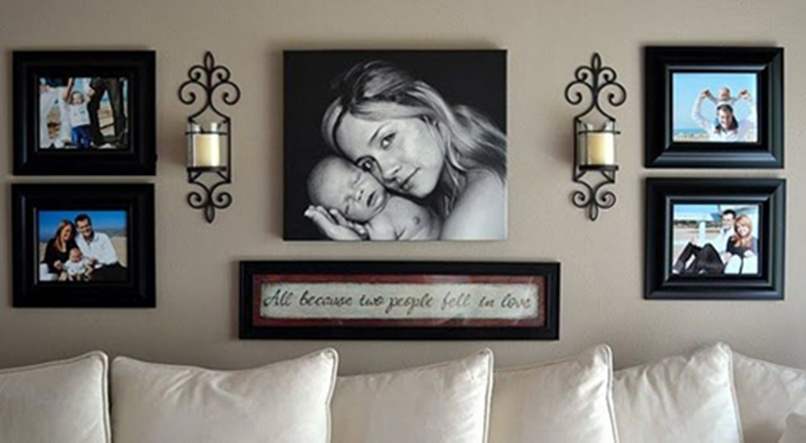 Hãy tạo một không gian phòng khách phù hợp phong thủy và thêm một bức ảnh gia đình độc đáo treo trên tường. Bức ảnh sẽ mang đến cho bạn sự may mắn và năng lượng tích cực.